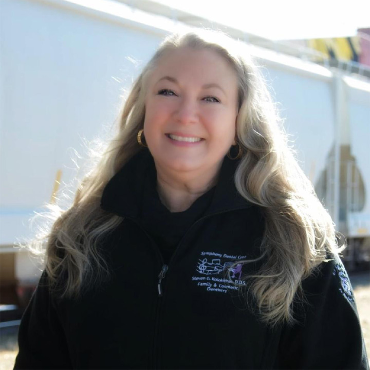 Niki Kolokithas, Office Manager